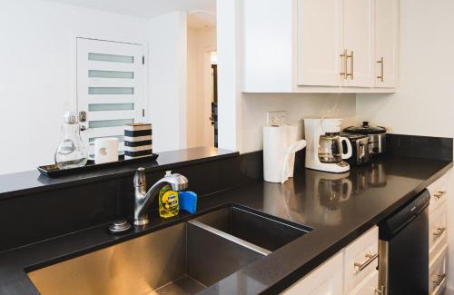 Wilshire Apartamento | Chic 1-Bedroom with Dinning area in Central Location Close to Downtown with Free Parking