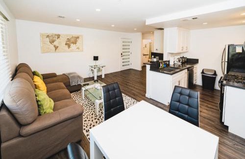Wilshire Apartamento | Chic 1-Bedroom with Dinning area in Central Location Close to Downtown with Free Parking