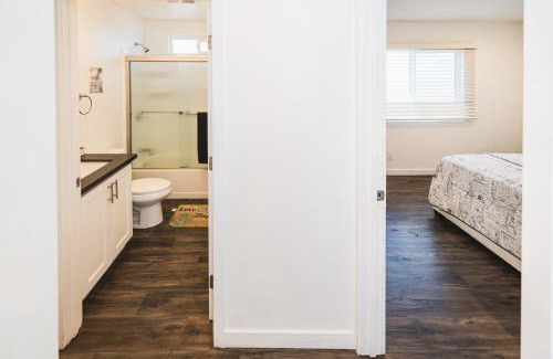 Wilshire Apartamento | Chic 1-Bedroom with Dinning area in Central Location Close to Downtown with Free Parking