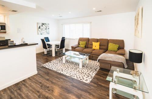Wilshire Apartamento | Chic 1-Bedroom with Dinning area in Central Location Close to Downtown with Free Parking