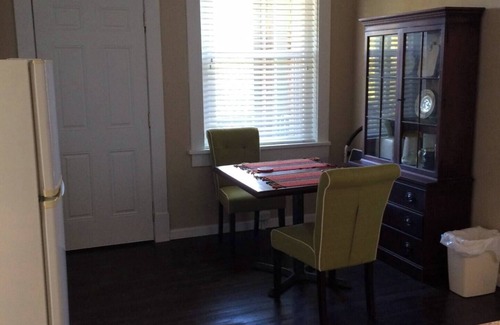 Forest Hills Apartamento | Chic 1-bedroom with WiFi and AC in awesome Pittsburgh