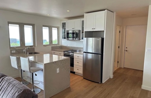Mystic Hills Apartamento | Chic 1200 sq ft. 1-bed, 2 bath w Ocean view and Patio in fabulous Laguna Beach