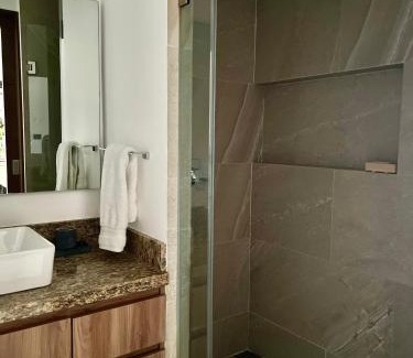 Zona hotelera del norte Apartamento | Chic 1BR 1BA Zoho Skies condo with rooftop pool stunning views