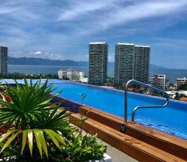 Zona hotelera del norte Apartamento | Chic 1BR 1BA Zoho Skies condo with rooftop pool stunning views