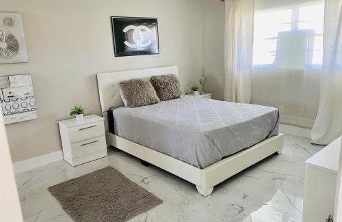 Aventura Apartamento | CHIC 1BR 2BA CONDO 1 Block to Aventura Mall