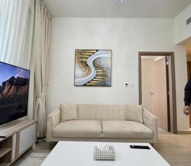 Nad Al Sheba Apartamento | Chic 1BR Apartment with Pool View in Medyan
