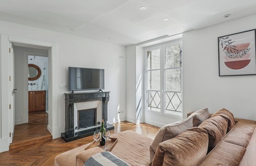Saint-Thomas-d'Aquin Apartamento | Chic 1BR Near Louvre & Musee d Orsay