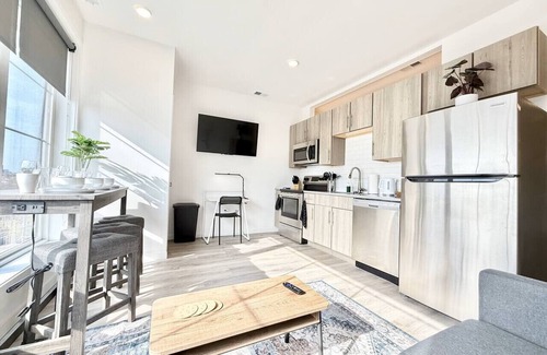 Poplar Apartamento | Chic 1BR Old City Apt with King Bed, City View, and Gym