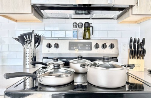 Poplar Apartamento | Chic 1BR Old City Apt with King Bed, City View, and Gym