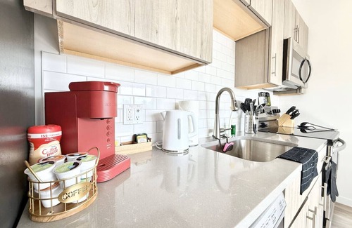 Poplar Apartamento | Chic 1BR Old City Apt with King Bed, City View, and Gym
