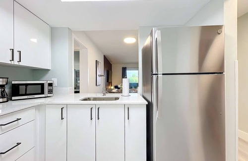 Lauderdale Harbours Condominio | Chic 1BR: Pool Access & Modern Enhancements