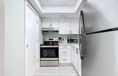 Lauderdale Harbours Condominio | Chic 1BR: Pool Access & Modern Enhancements