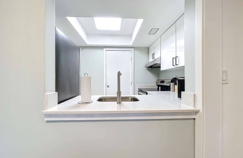 Lauderdale Harbours Condominio | Chic 1BR: Pool Access & Modern Enhancements
