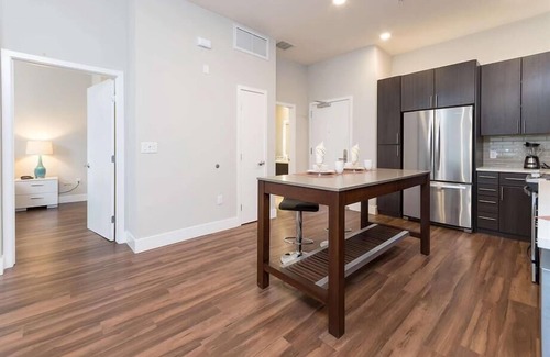 Shoreline West Apartamento | Nuevo lujo 1BR | Centro de negocios | Downtown Mountain View por GLS