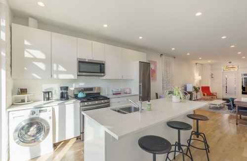 West Town Apartamento | Chic 2-Bed, 2-Bath Flat, Courtyard & Fire Pit in Ukrainian Village, Chicago!