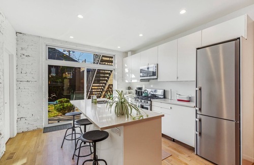 West Town Apartamento | Chic 2-Bed, 2-Bath Flat, Courtyard & Fire Pit in Ukrainian Village, Chicago!