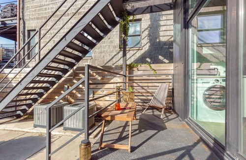 West Town Apartamento | Chic 2-Bed, 2-Bath Flat, Courtyard & Fire Pit in Ukrainian Village, Chicago!