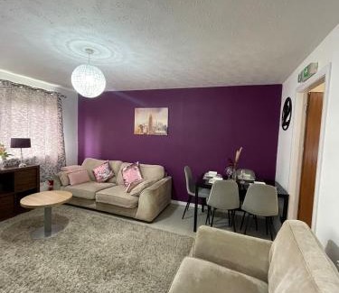 East Pilton Apartamento | Chic 2 Bed Apartment with Free Parking- Recently Redecorated, 10 Minutes to City Centre