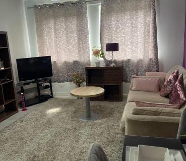 East Pilton Apartamento | Chic 2 Bed Apartment with Free Parking- Recently Redecorated, 10 Minutes to City Centre