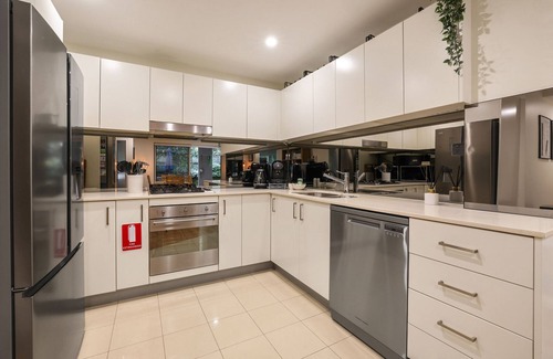 Dee Why Apartamento | Chic 2-Bed Dee Why Haven with Backyard & BBQ