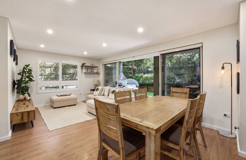 Dee Why Apartamento | Chic 2-Bed Dee Why Haven with Backyard & BBQ
