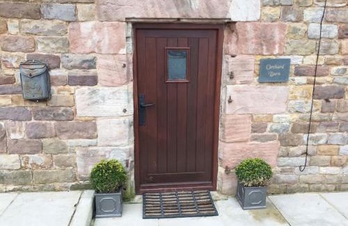 Winkhill Casa | Chic 2 Bed Peak District Cottage Barn - Alton Towers, Scarefest, Polar Bears, Chatsworth