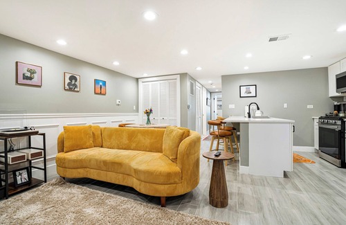 Tri-Taylor Apartamento | Chic 2-Bedroom/1 Bath Apartment in Fully Renovated Rowhouse