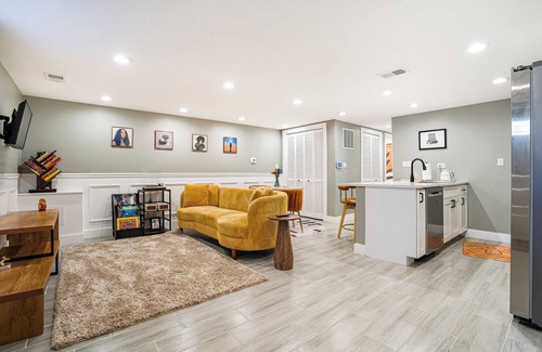 Tri-Taylor Apartamento | Chic 2-Bedroom/1 Bath Apartment in Fully Renovated Rowhouse