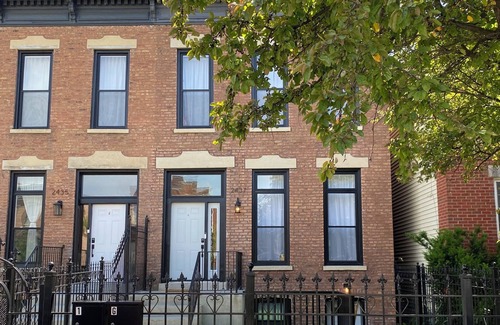 Tri-Taylor Apartamento | Chic 2-Bedroom/1 Bath Apartment in Fully Renovated Rowhouse