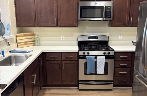 San Bruno Apartamento | Chic 2-bedroom apartment with WiFi, AC in marvelous San Bruno 5 min from SFO