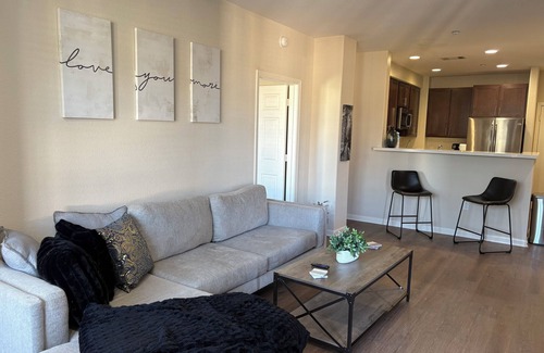 San Bruno Apartamento | Chic 2-bedroom apartment with WiFi, AC in marvelous San Bruno 5 min from SFO