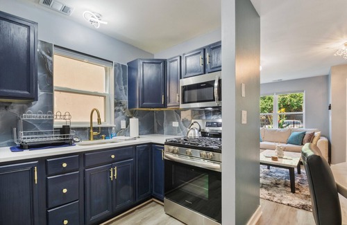 Grand Boulevard Apartamento | Chic 2-bedroom apartment in vibrant Chicago with AC, WiFi