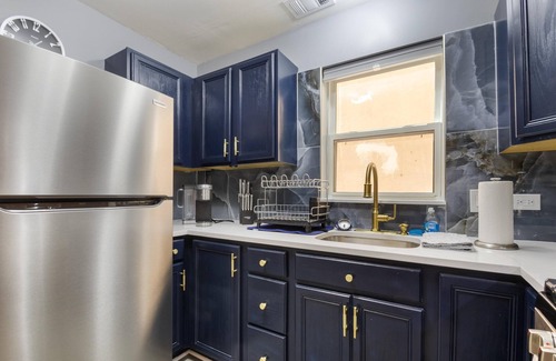 Grand Boulevard Apartamento | Chic 2-bedroom apartment in vibrant Chicago with AC, WiFi