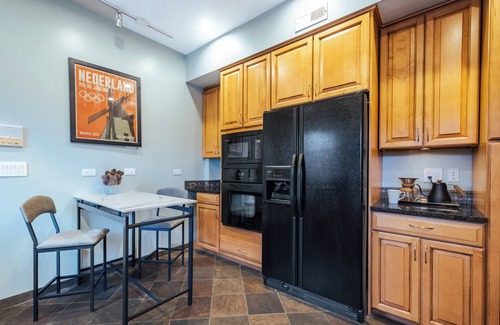 Rogers Park Apartamento | Chic 2-bedroom apartment in beautiful Rogers Park with WiFi & EV Charger