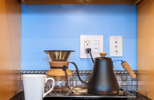 Rogers Park Apartamento | Chic 2-bedroom apartment in beautiful Rogers Park with WiFi & EV Charger