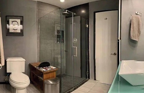 West Hollywood Condominio | Chic 2-bedroom condo with WiFi, AC in lovely West Hollywood