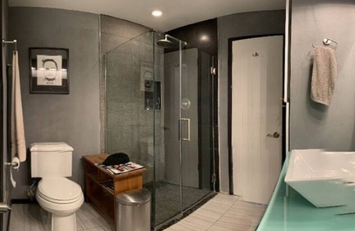 West Hollywood Condominio | Chic 2-bedroom condo with WiFi, AC in lovely West Hollywood