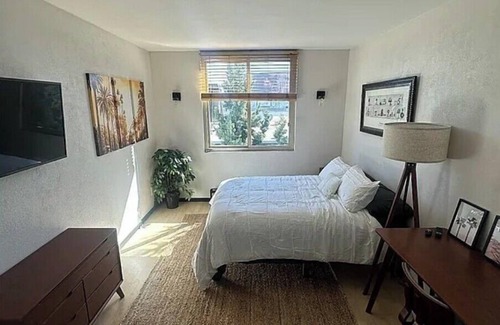 West Hollywood Condominio | Chic 2-bedroom condo with WiFi, AC in lovely West Hollywood
