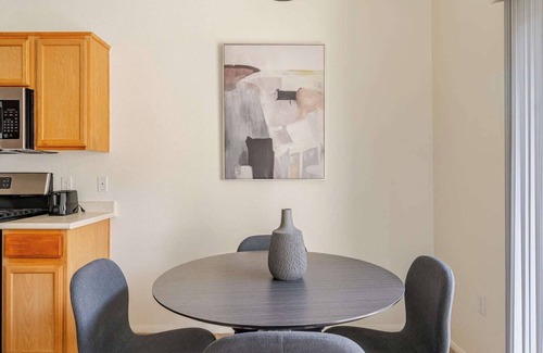 Las Vegas Condominio | Chic 2-bedroom condo in vibrant Las Vegas with Mountain View