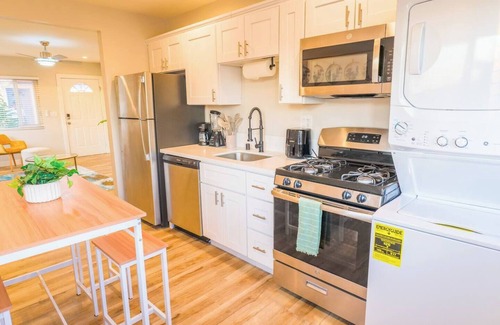 University Heights Condominio | Chic 2-bedroom condo in sunny San Diego