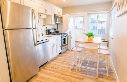 University Heights Condominio | Chic 2-bedroom condo in sunny San Diego