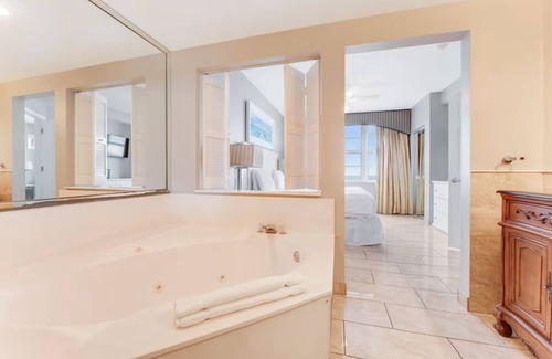 Seabreeze Historic District Complejo | Chic 2-Bedroom Deluxe Suite in Beautiful Daytona Beach!