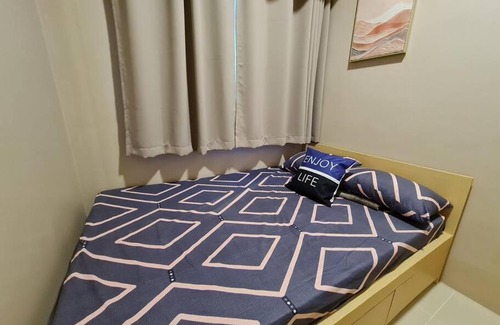 Highway Hills Apartamento | Chic 2 Bedroom EDSA APT with Balcony