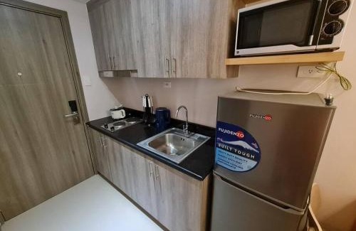 Highway Hills Apartamento | Chic 2 Bedroom EDSA APT with Balcony