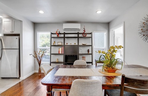 Ladera Heights Casa | Chic 2-Bedroom Escape in Prime Los Angeles Location - HUD-VP