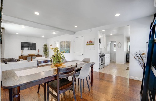 Ladera Heights Casa | Chic 2-Bedroom Escape in Prime Los Angeles Location - HUD-VP