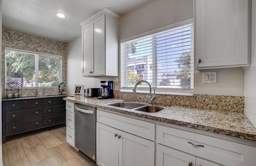 Ladera Heights Casa | Chic 2-Bedroom Escape in Prime Los Angeles Location - HUD-VP