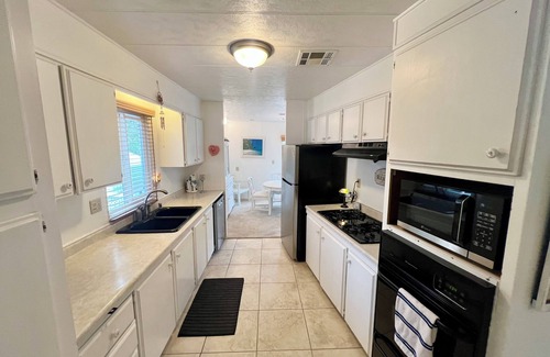 Agoura Hills Casa | Chic 2-bedroom mobile home with AC in beautiful Agoura Hills