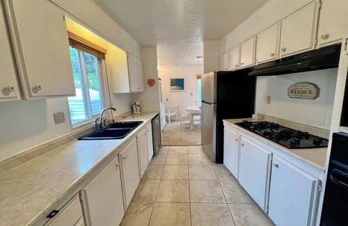 Agoura Hills Casa | Chic 2-bedroom mobile home with AC in beautiful Agoura Hills