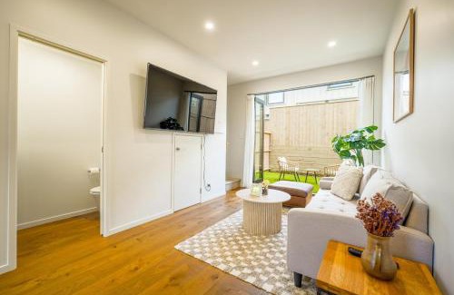 Grey Lynn Casa | Chic 2-Bedroom Retreat in Grey Lynn Minutes to CBD